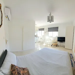 https://cannes-carnot-2.fr-provencehotel.com